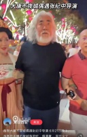 张纪中夜游西安被左右搀扶，小31岁爱妻穿汉服有男相，体态很丰盈