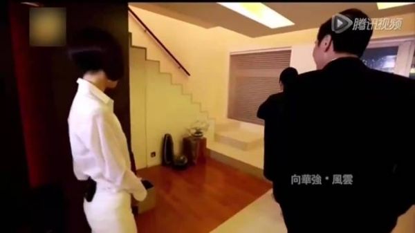 向华强的衣帽间,挂满名贵西装和手表,装修霸气又很豪华!