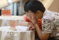 江苏扬州：端午假期品书香