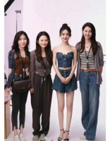 赵丽颖与素人合影，这身材也太好了吧，腿真的很直……