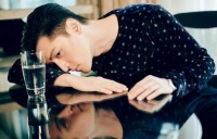 胡歌为何没娶女明星？网友：因为他挑了一个最干净的