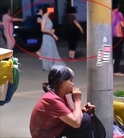 广东汕头，大妈傍晚摆摊卖菜，同龄人在身旁跳舞娱乐：万般皆是命