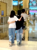 陆毅一家四口逛街，大女儿亭亭玉立和妈妈一般高，母女同框似姐妹