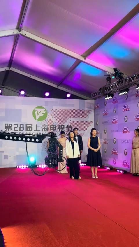 白玉兰红毯最大的败笔:男主持人不尊重艺人……