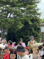 吴尊举家出游，林丽莹素颜稚嫩比女儿还显小，NeiNei膝盖淤青明显