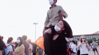 97年，河南光棍收养女弃婴，女婴长大后扛着养父看天安门升国旗