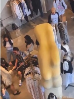 王思聪搂新女友肩膀逛街，女友身材超好上围傲人，还撞脸王子文