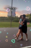 朱迅19岁儿子罕曝正脸！高大壮实颜值神似爸，与妈妈紧拥感情佳