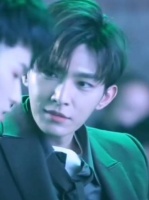 他是真的很喜欢男生，看男生的眼神就知道……