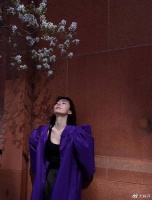 演员范明夫妇豪宅内设宴，喝茅台抽雪茄款待好友，来者非富即贵