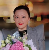 香港知名女星身材发胖，打扮性感晒事业线，为富商未婚产子退圈