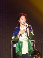 王菲女儿新造型曝光！烫发头尖下巴女人范十足，全程还带着姨母笑