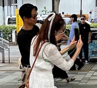 林志玲夫妇在日本被偶遇，在街头给孩子拍照，脸上洋溢着幸福笑容