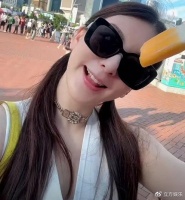 方媛带娃出游紧牵女儿手 郭富城掌镜拍母女三人超温馨