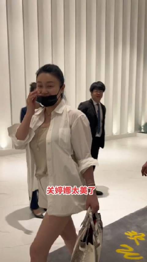 关婷娜参加刘能儿子婚礼，不都是熟人吗，还用人在后面招呼着吗？