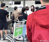 赌王四太与儿子何猷君现身机场，4岁何广燊紧牵保姆同行小腿超长