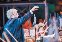 俄罗斯九旬指挥家费多谢耶夫挥棒，莫华伦高唱《万里长城永不倒》，再度响起恢弘乐章