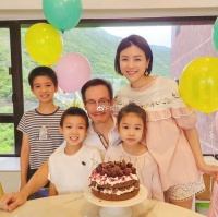 陈茵媺独自带3个子女搭16小时飞机回娘家 子女很乖巧让其不用操心