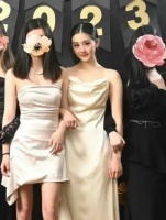 17岁的黄多多出席班级舞会，穿衣打扮性感，引起网友热议