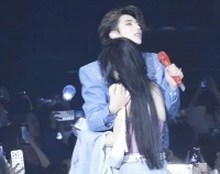 蔡徐坤演唱会惹粉丝不满，被请上台亲密互动的女网红，是玩梗黑粉