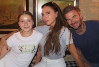 11岁小七近照，与贝嫂越来越像！禁止化妆出门，万人迷过度保护