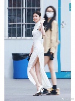 贾静雯五公白色旗袍造型，一眼就被迷住……