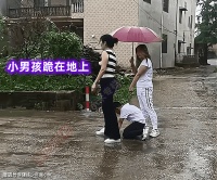 广西一小男孩跪在爸爸婚车前求“出生证”：我想上户口、想读书