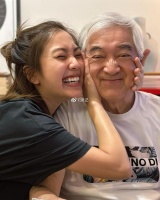 姜丽文分享爸爸秦沛近照庆祝其78岁生日 一头白发但精神很好