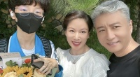 周炜携妻子为儿子庆中学毕业！考点学校学费9万，满头白发似爷孙