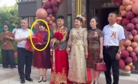 王亮婚礼背后的秘密：奢华1亿花费，敬茶由后妈接茶，赵本山郭德纲送