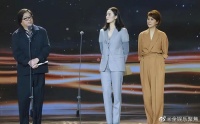海清宋佳同穿裤装比美，一个冷艳像冰，一个却温暖似火……