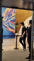 路人镜头下的周深，真的非常有礼貌的和粉丝打招呼……