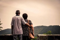 年迈时得不到子女的“孝顺”，是我们年轻时犯下的错，应验了而已