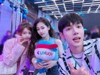 藏不住了，其实是一家四口！