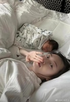 曝程晓玥养娃掏钱不含糊，请4个保姆照顾，换尿布哄娃有专人处理