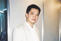 香港知名男星住内地千万豪宅，打赤膊洗豪车炫富，眼袋太重显沧桑