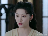 同样是景甜的手差别怎么那么大，一时不知道是手小还是头大了
