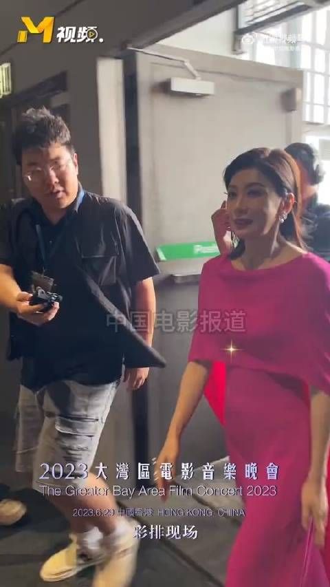 贾静雯现身“湾区升明月”2023大湾区电影音乐晚会彩排现场……
