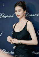 有网友说白鹿不愧是网红出身的，哪怕戴上了大牌气质也撑不起来……