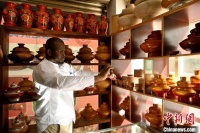 多国“Z世代”青年探访“木碗故乡” 看藏族传统手工技艺