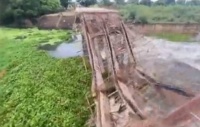 印度又一在建桥梁大雨中坍塌：如纸牌屋般散架 原定去年竣工