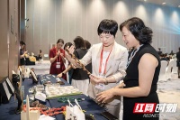 “湘”遇中非丨巧手筑梦 非遗女工作品惊艳亮相中非妇女论坛