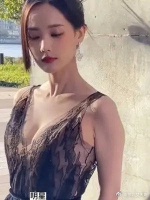 32岁的李一桐参加活动，调皮可爱，古灵精怪