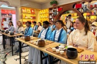 青海西宁：“洋视角”里体验中国传统茶文化