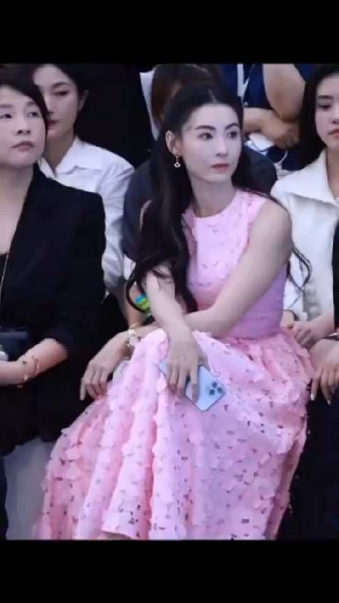 张柏芝年纪这么大了,依旧美丽动人,仿佛17岁的少女
