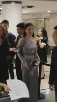久违露面的 姚晨 准备进场走红毯，感觉成熟了好多……