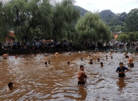湖南永州：八方迎客 瑶寨欢庆洗泥节