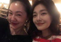 小S吸毒风波后首露面，嘴歪脸肿笑容诡异，汪小菲已接走女儿保护