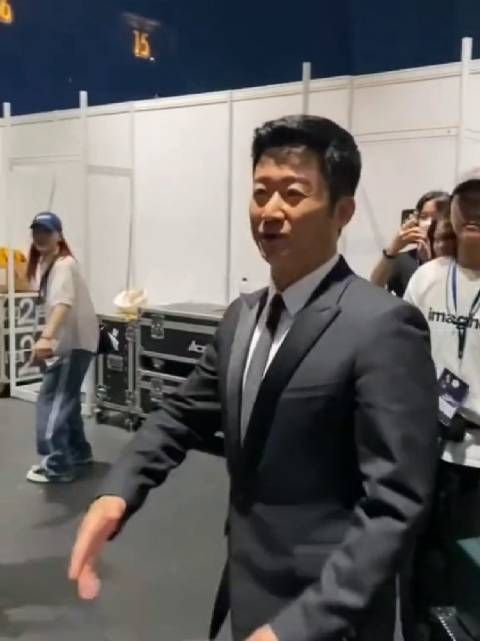 吴京前晚大湾区音乐会主持首秀……