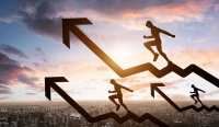 赴港开户热再起：有人七点排队等开户，金融机构8%高息揽储